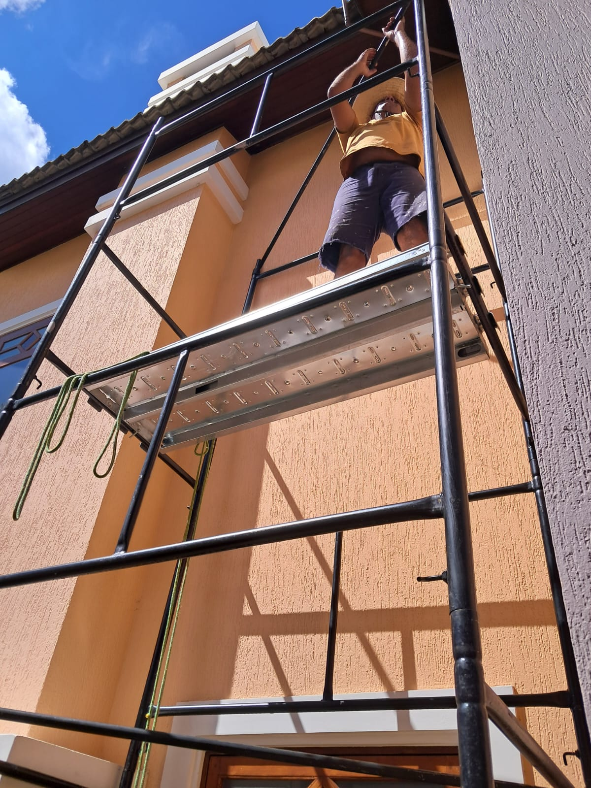 Pintura de fachada com andaime